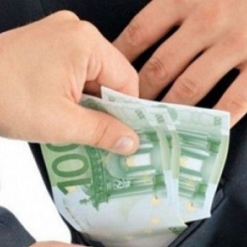 Prins în flagrant dând mită la graniță