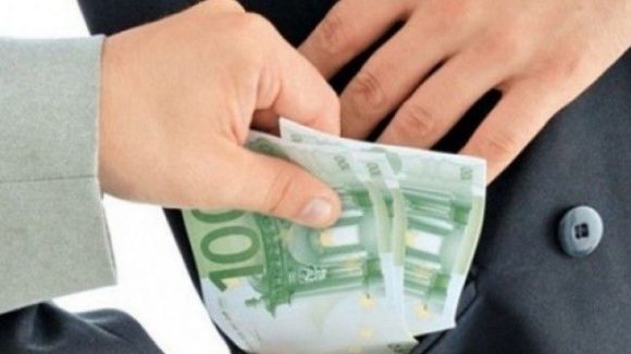 Prins în flagrant dând mită la graniță Prins în flagrant dând mită la graniță