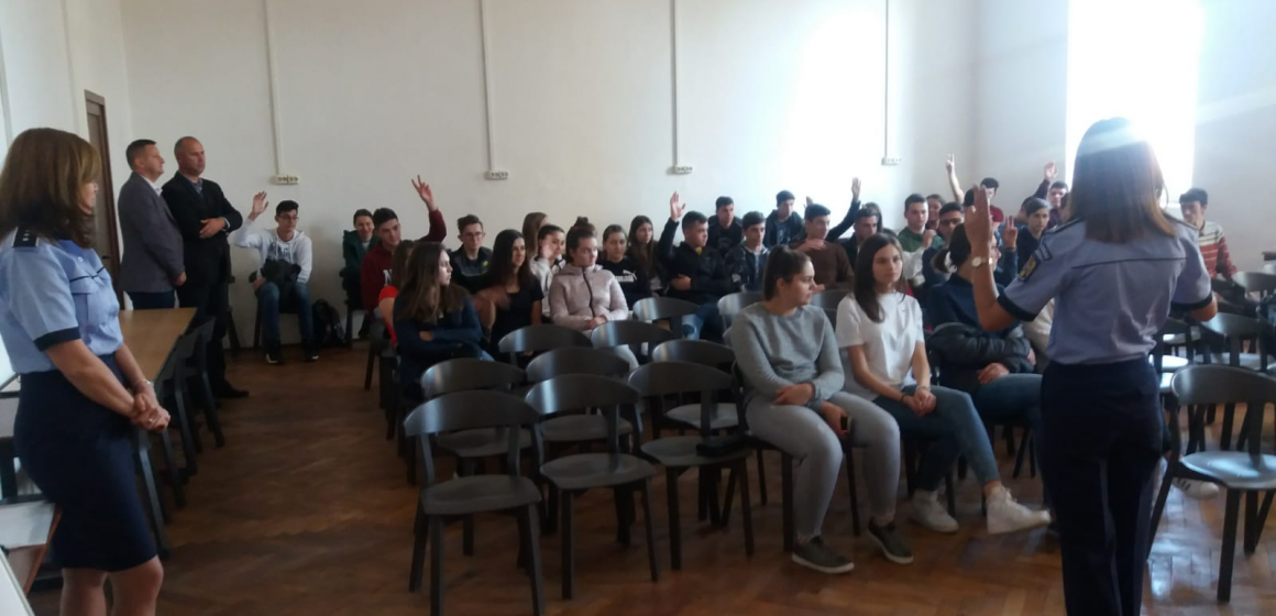 Polițiștii au ajuns la două licee din Sighet