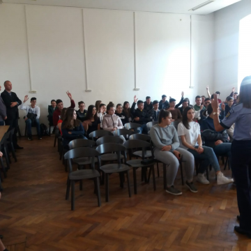 Polițiștii au ajuns la două licee din Sighet Polițiștii au ajuns la două licee din Sighet