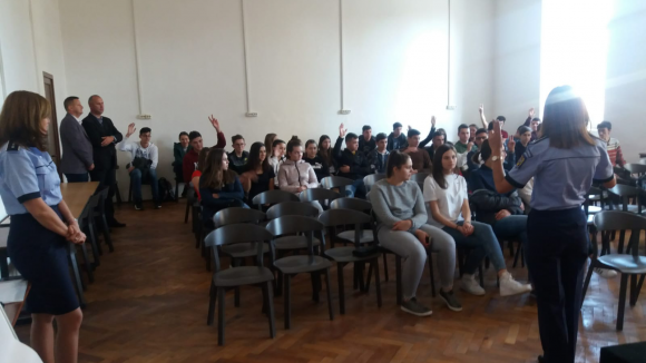 Polițiștii au ajuns la două licee din Sighet Polițiștii au ajuns la două licee din Sighet