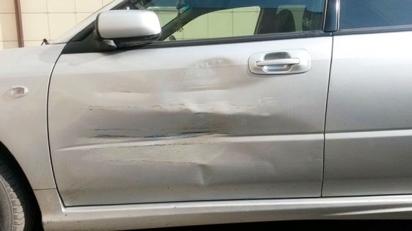 S-a îmbătat și, de nervi, a distrus portierele unei mașini S-a îmbătat și, de nervi, a distrus portierele unei mașini