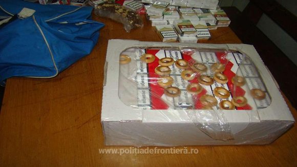 Contrabandă cu împușcături și țigări ascunse în cutii de prăjituri