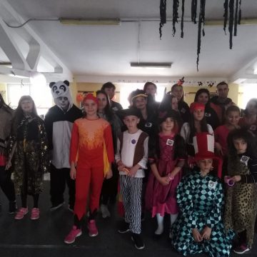 Copiii din casele de tip familial din Sighet au ocazia de a trăi o experiență inedită la un centru de călărie Copiii din casele de tip familial din Sighet au ocazia de a trăi o experiență inedită la un centru de călărie