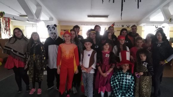 Copiii din casele de tip familial din Sighet au ocazia de a trăi o experiență inedită la un centru de călărie