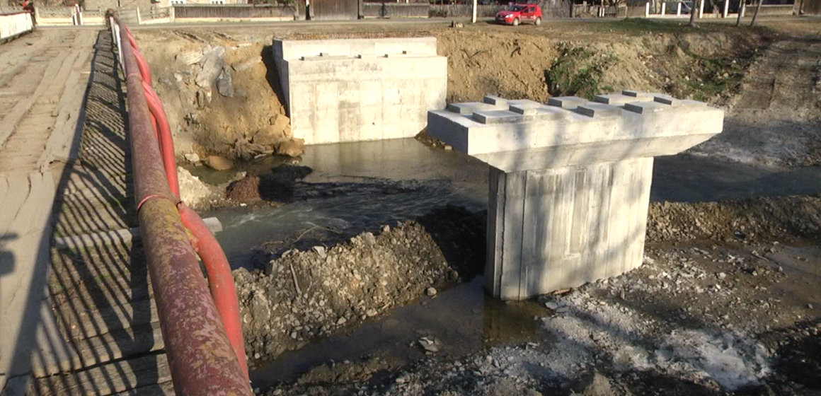 VIDEO | A început construcția podului peste râul Iza în Bârsana