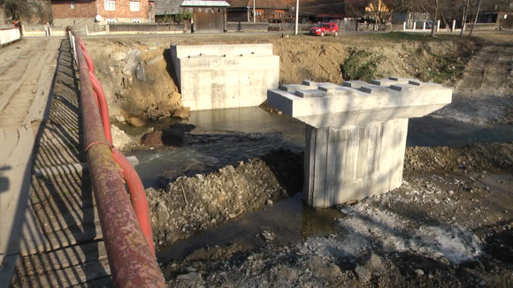VIDEO | A început construcția podului peste râul Iza în Bârsana
