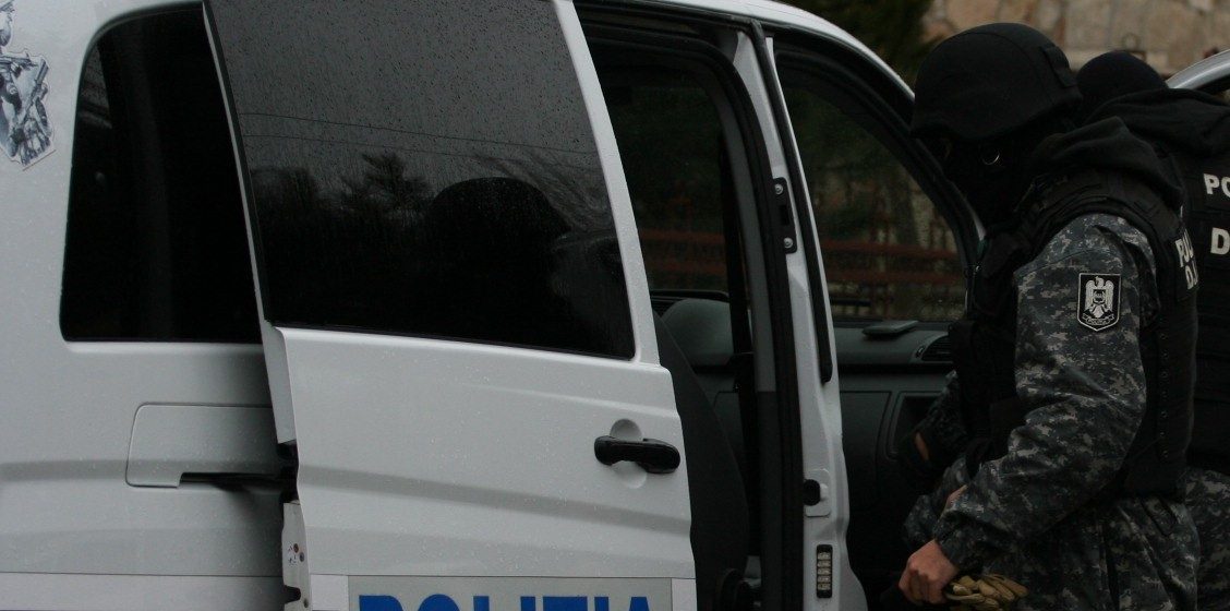 Grupare infracţională, destructurată de poliţiştii Serviciului de Investigaţii Criminale Grupare infracţională, destructurată de poliţiştii Serviciului de Investigaţii Criminale