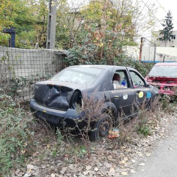 Se ridică mașinile abandonate pe domeniul public Se ridică mașinile abandonate pe domeniul public