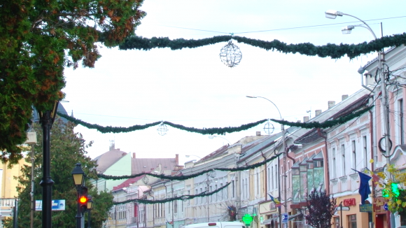 Pregătiri de sărbători – primele ornamente au fost montate