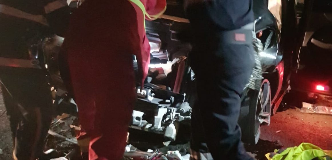 Au ajuns la spital după ce mașina în care se aflau a lovit podețe și un gard