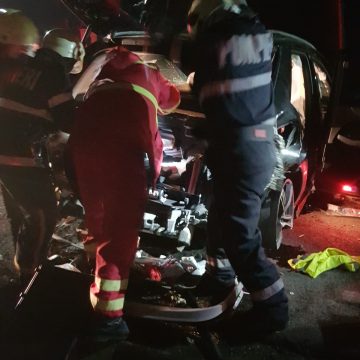 Au ajuns la spital după ce mașina în care se aflau a lovit podețe și un gard Au ajuns la spital după ce mașina în care se aflau a lovit podețe și un gard