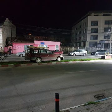 Beat la volan, s-a ciocnit de un stâlp electric în Centrul Civic al Sighetului