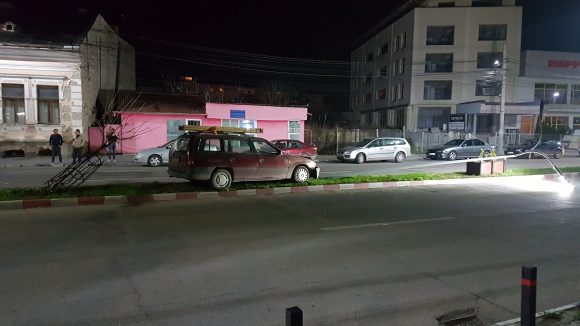 Beat la volan, s-a ciocnit de un stâlp electric în Centrul Civic al Sighetului Beat la volan, s-a ciocnit de un stâlp electric în Centrul Civic al Sighetului