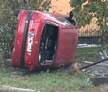 Două accidente – o mașină s-a răsturnat, un tractorist a fost rănit ușor