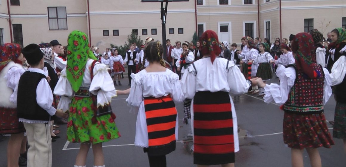 Mare horă, mare s-a încins în curtea ColegiuluI Național Pedagogic ”Regele Ferdinand”, de lăsatu’ secului