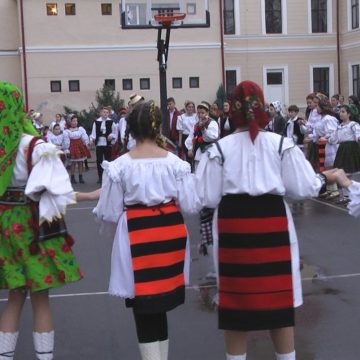 Mare horă, mare s-a încins în curtea ColegiuluI Național Pedagogic ”Regele Ferdinand”, de lăsatu’ secului Mare horă, mare s-a încins în curtea ColegiuluI Național Pedagogic ”Regele Ferdinand”, de lăsatu’ secului