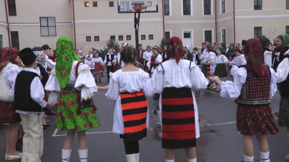 Mare horă, mare s-a încins în curtea ColegiuluI Național Pedagogic ”Regele Ferdinand”, de lăsatu’ secului