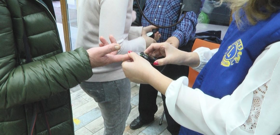 Sighetenii au venit în număr mare să-și testeze gratuit nivelul glicemiei, acțiune organizată de Lions Club „Marmația” şi Leo Club „Simba” Sighetu Marmației