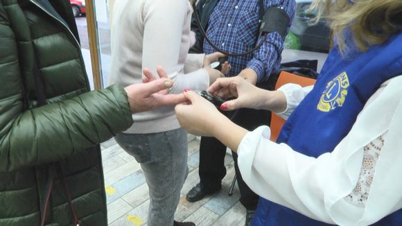 Sighetenii au venit în număr mare să-și testeze gratuit nivelul glicemiei, acțiune organizată de Lions Club „Marmația” şi Leo Club „Simba” Sighetu Marmației