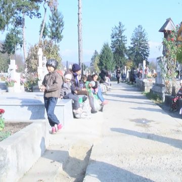 Oamenii au venit în cimitir pentru a-și comemora morții, încă de la primele ore ale dimineții. În număr mare au venit și cerșetorii