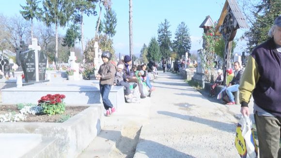 Oamenii au venit în cimitir pentru a-și comemora morții, încă de la primele ore ale dimineții. În număr mare au venit și cerșetorii Oamenii au venit în cimitir pentru a-și comemora morții, încă de la primele ore ale dimineții. În număr mare au venit și cerșetorii