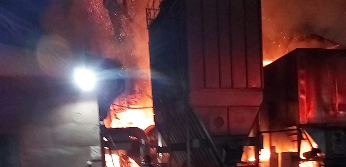 Un incendiu puternic  a izbucnit azi noapte la o firmă de prelucrare a lemnului din Târgu Lăpuș