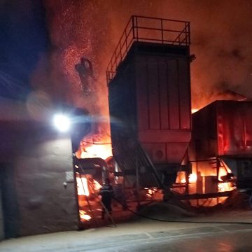 Un incendiu puternic  a izbucnit azi noapte la o firmă de prelucrare a lemnului din Târgu Lăpuș
