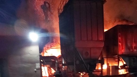 Un incendiu puternic  a izbucnit azi noapte la o firmă de prelucrare a lemnului din Târgu Lăpuș