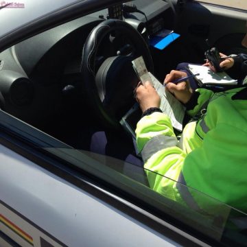 Doi tineri, care conduceau fără a deţine permise, depistaţi de poliţişti şi cercetaţi în cadrul dosarelor penale întocmite