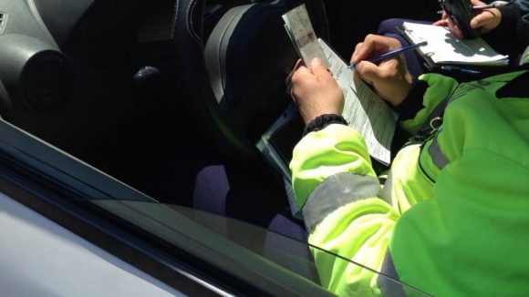 Doi tineri, care conduceau fără a deţine permise, depistaţi de poliţişti şi cercetaţi în cadrul dosarelor penale întocmite