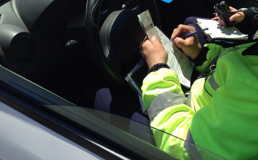 Doi tineri, care conduceau fără a deţine permise, depistaţi de poliţişti şi cercetaţi în cadrul dosarelor penale întocmite