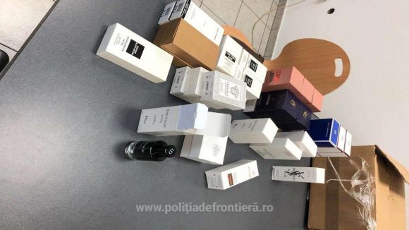 VIDEO | Prins cu parfumuri contrafăcute VIDEO | Prins cu parfumuri contrafăcute