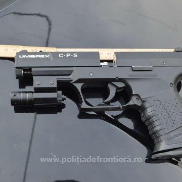 Tânăr prins cu un pistol pe care îl deținea ilegal
