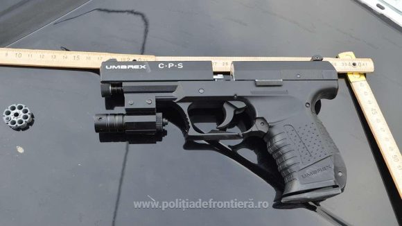 Tânăr prins cu un pistol pe care îl deținea ilegal