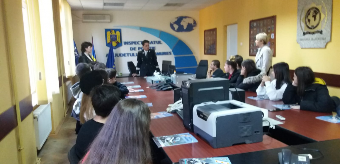 Zeci de elevi maramureșeni au fost curioși să afle tainele meseriei de polițist în campania Ziua Ștafetei Zeci de elevi maramureșeni au fost curioși să afle tainele meseriei de polițist în campania Ziua Ștafetei