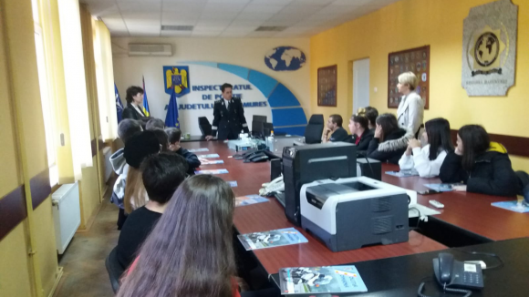 Zeci de elevi maramureșeni au fost curioși să afle tainele meseriei de polițist în campania Ziua Ștafetei Zeci de elevi maramureșeni au fost curioși să afle tainele meseriei de polițist în campania Ziua Ștafetei