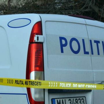BAIA MARE: Cadavrul unui bărbat, cu plăgi la gât și brațe, găsit pe un teren viran