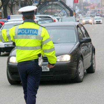 Controale în trafic: s-a lăsat cu zeci de amenzi și cu permise reținute Controale în trafic: s-a lăsat cu zeci de amenzi și cu permise reținute