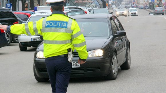 SÂMBĂTĂ AGLOMERATĂ PENTRU POLIŢIŞTII RUTIERI: Acţiuni pe drumurile publice, dosare penale, sancţiuni şi intervenţii la accidente
