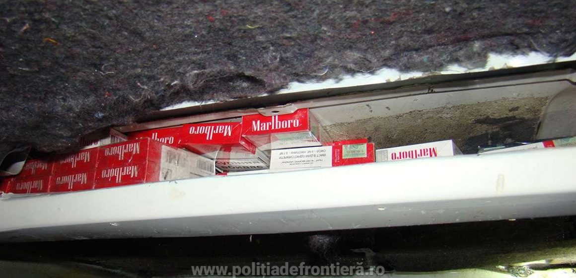 Țigări de contrabandă găsite în tavanul unui microbuz
