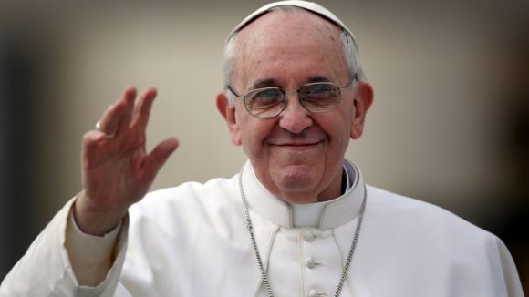 Papa Francisc a îndemnat credincioșii să renunţe la utilizarea telefoanelor în timpul mesei şi să vorbească unii cu ceilalţi