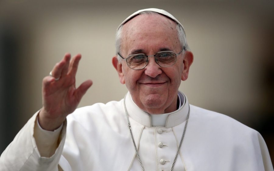 Papa Francisc a îndemnat credincioșii să renunţe la utilizarea telefoanelor în timpul mesei şi să vorbească unii cu ceilalţi