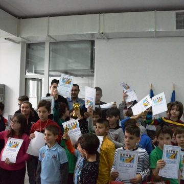 VIDEO | 80 de elevi au participat la Cupa ”1 Decembrie” la șah pentru copii și juniori