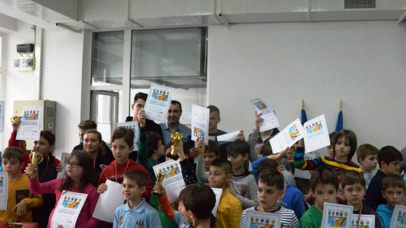 VIDEO | 80 de elevi au participat la Cupa ”1 Decembrie” la șah pentru copii și juniori