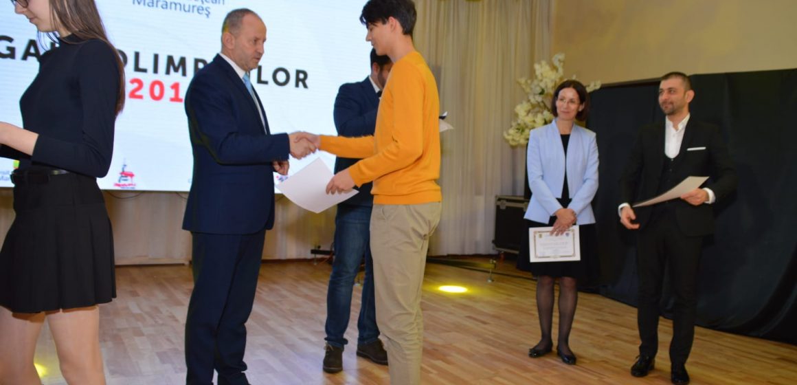 VIDEO | Sute de elevi și profesori prezenți la ”Gala olimpicilor maramureșeni”