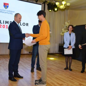 VIDEO | Sute de elevi și profesori prezenți la ”Gala olimpicilor maramureșeni”