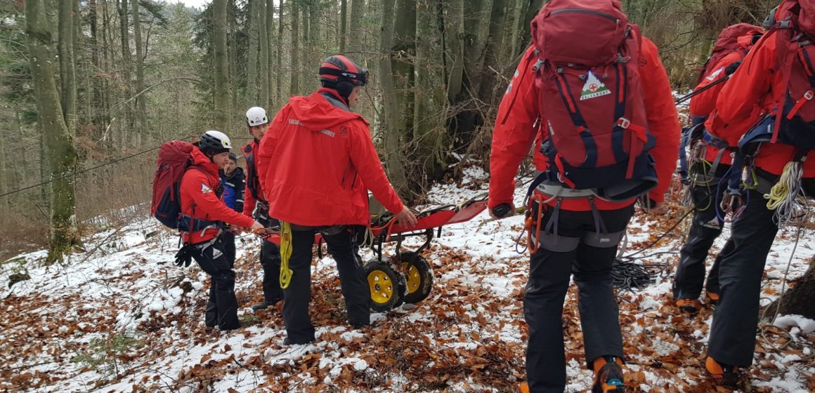 VIDEO | Desfășurare de forțe într-un exercițiu presupunând o avalanșă care a surprins un grup de persoane