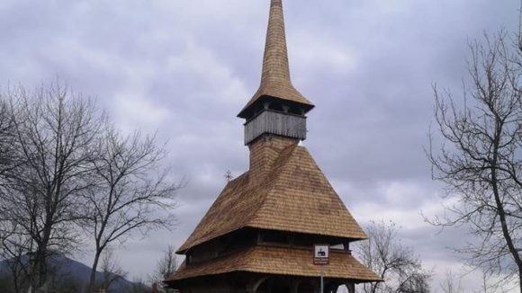 VIDEO | A fost schimbat acoperișul Bisericii de lemn „Intrarea Maicii Domnului în Biserică” din Bârsana, monument UNESCO