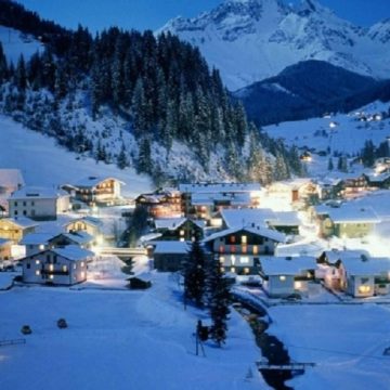 La munte se face schimbul de turiști: pleacă cei care au petrecut Crăciunul în stațiuni și vin cei care au cumpărat pachete de Revelion La munte se face schimbul de turiști: pleacă cei care au petrecut Crăciunul în stațiuni și vin cei care au cumpărat pachete de Revelion